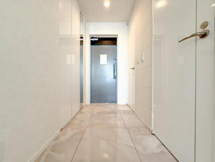 その他 【玄関】明るく広い玄関には収納力に優れたシューズボックス。　靴をスッキリと整頓することができます。 