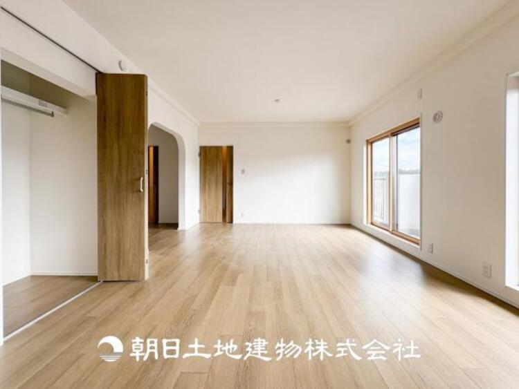 居間 【リビング】家族や友人との時間など、１番多くの時間を過ごす空間だからこそ落ち着いた空間になります。