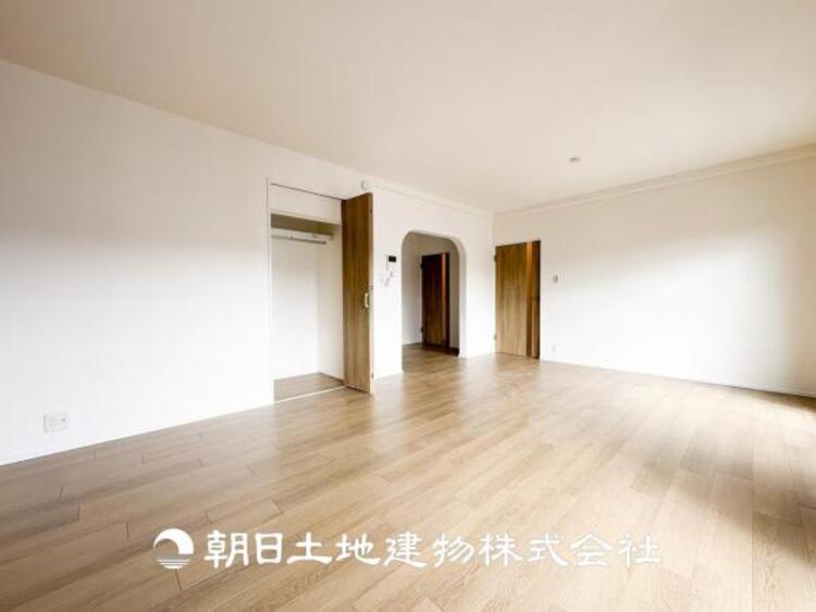 居間 【リビング】大切なご家族、招いた友人と過ごすひと時を溢れる光が優しく包み込む空間。