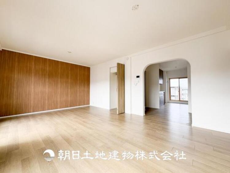 居間 【リビング】リビングには潤沢な太陽が降り注ぎ、爽やかな住空間を演出しました。