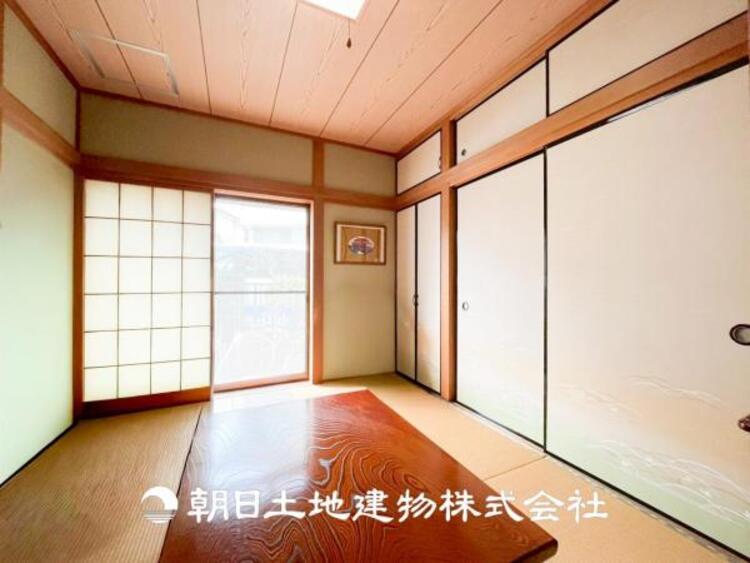 内装 【和室】近年減少傾向にありますが、和室があることで落ち着きと癒しの空間が生まれます。来客時の客室としても利用できますし、お子様のプレイルームやお昼寝に良いお部屋です。