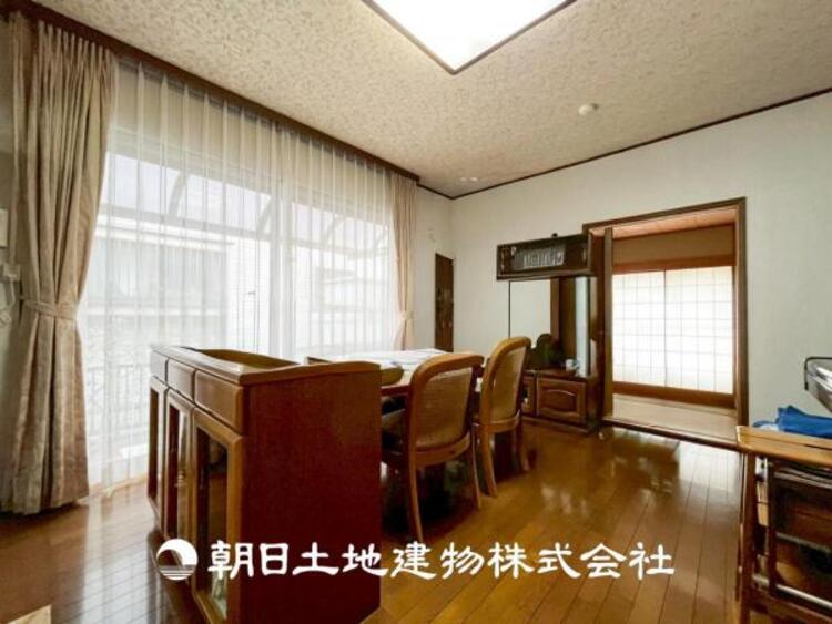 居間 【リビング】1日の中で最も長い時間を過ごすことになるリビングだからこそ、いつも笑顔があふれる空間であるように。広々とした空間から幸せな未来を。