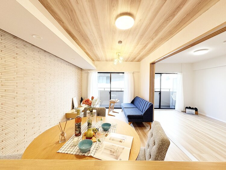 居間 居心地の良い空気感は、暮らしのステージを彩り、心からのやすらぎと満足感を与えてくれます。