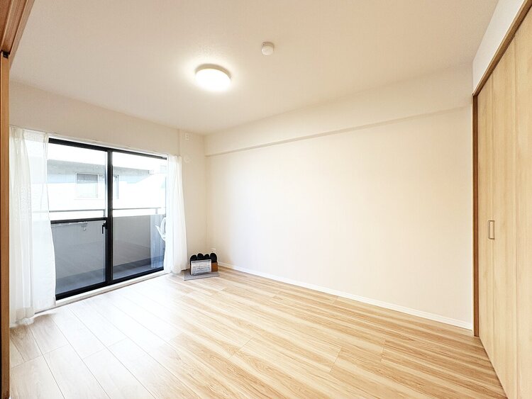 寝室 ベッドも十分に設置するスペースがあります。