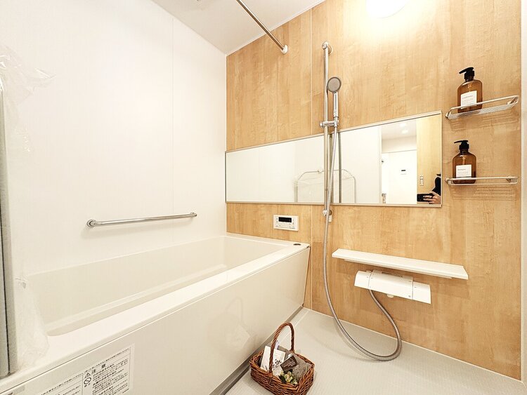 風呂 一日の疲れを癒すバスルームは、心地よいリラックスを叶える清潔感溢れる空間です。