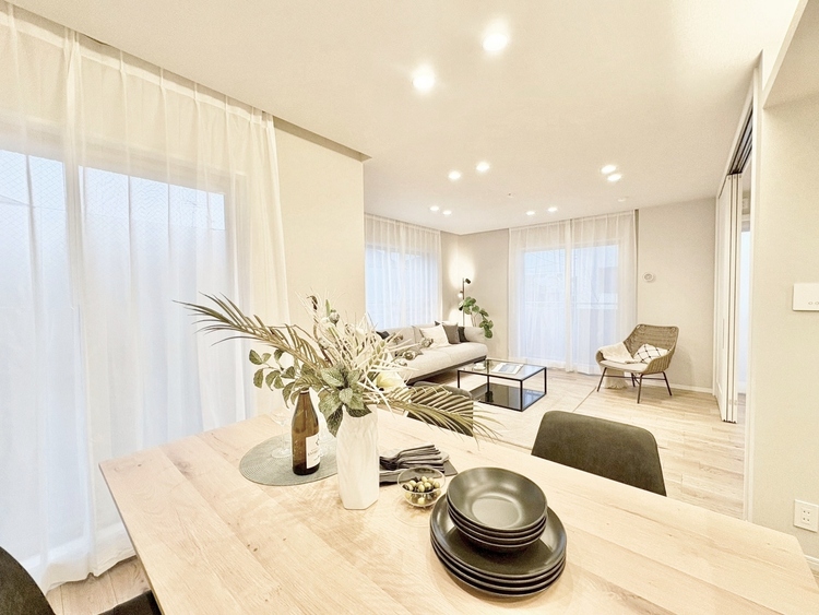 居間 快適に過ごす毎日を求めて、暮らしの中でご自身の「マイホーム」に創り上げてください。