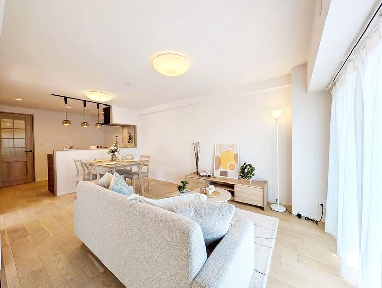 居間 居心地の良い空気感は、暮らしのステージを彩り、心からのやすらぎと満足感を与えてくれます。