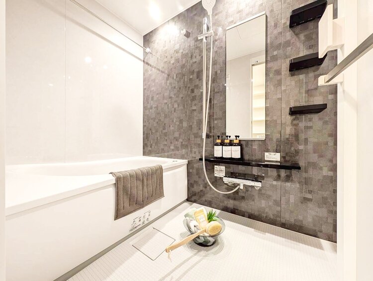 風呂 一日の疲れを癒すバスルームは、心地よいリラックスを叶える清潔感溢れる空間です。