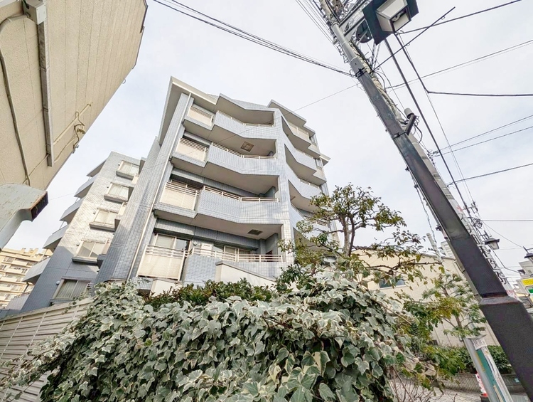 エントランス エントランス内部は、管理が行き届き清潔な共有スペースとなっています。