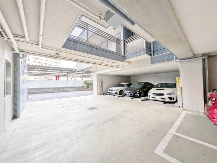 駐車場 本物件の駐車スペースです。車種制限のある場合もございますので、お気軽にお問い合わせくださいませ。