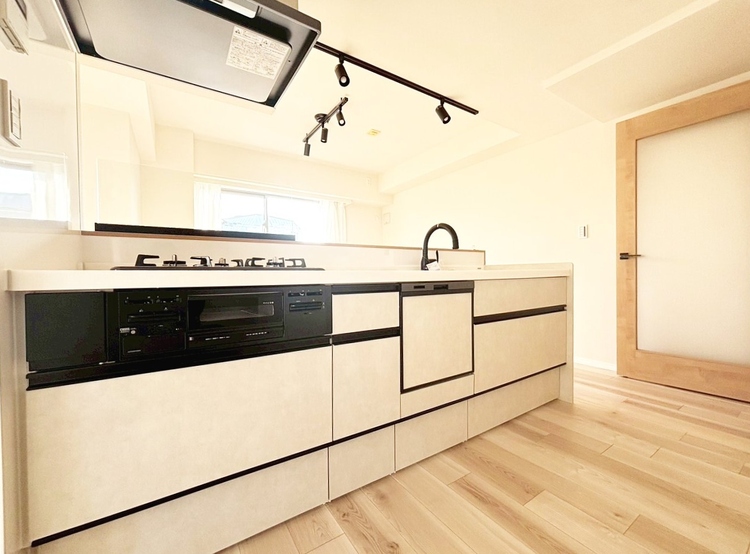 キッチン スマートな意匠と充実の機能を備えたキッチンが、暮らしにおいしい彩りを添えます。