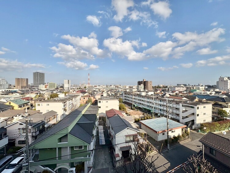 バルコニー 窓を開けると広がる青空。心をリフレッシュして日々を過ごしていきましょう。