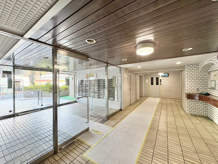 エントランス エントランス内部は、管理が行き届き清潔な共有スペースとなっています。