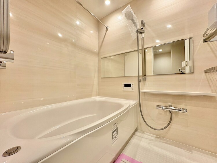 風呂 一日の疲れを癒すバスルームは、心地よいリラックスを叶える清潔感溢れる空間です。