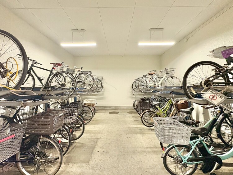 設備 きちんと整備された駐輪場。住む方の心遣いが感じられます。