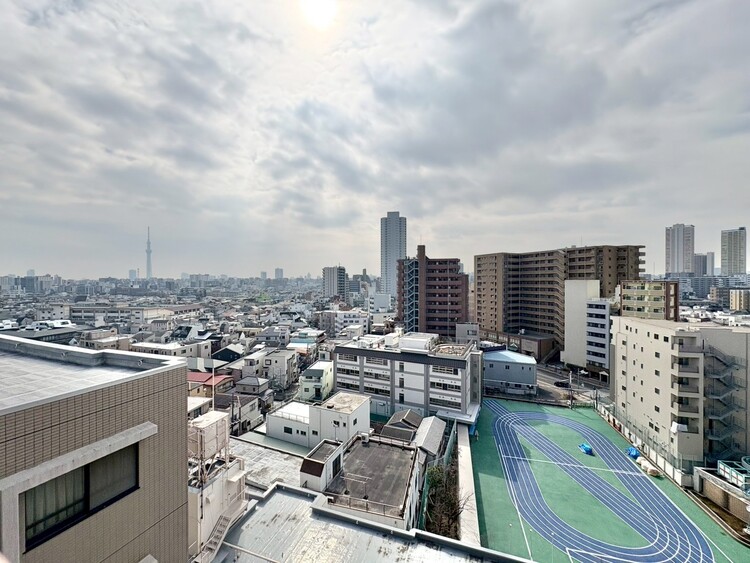 バルコニー 窓を開けると広がる青空。心をリフレッシュして日々を過ごしていきましょう。