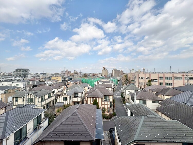 バルコニー 窓を開けると広がる青空。心をリフレッシュして日々を過ごしていきましょう。