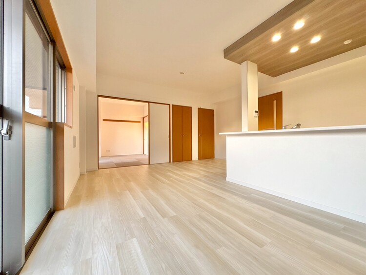 居間 忙しく過ぎゆく日常を置き去るほど、ゆったりした時間が流れるリビング。