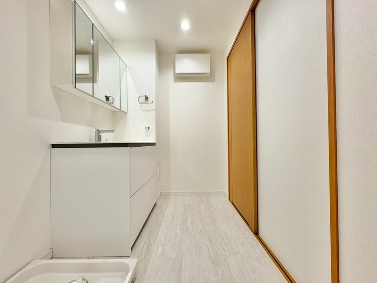 洗面 清潔感と心地よさを重視した、上質感漂うパウダールーム。