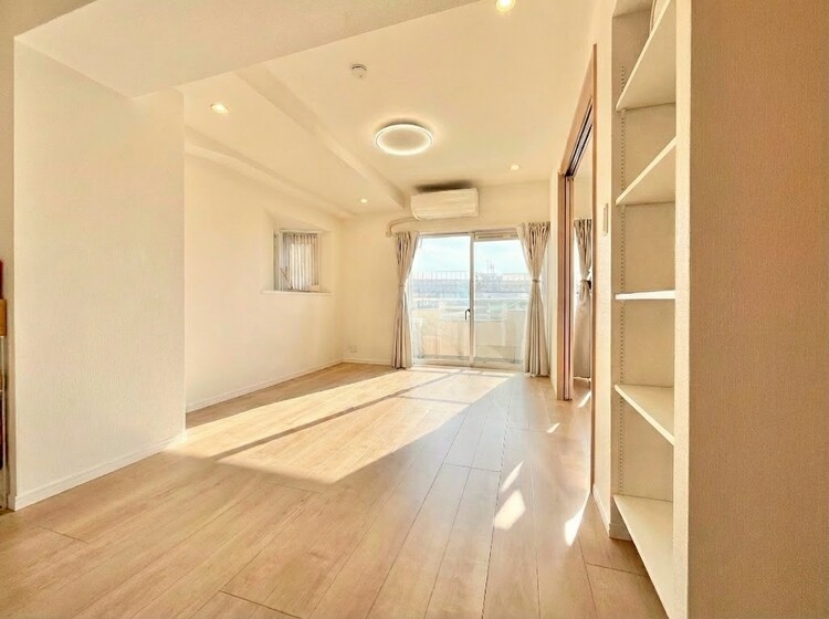 居間 居心地の良い空気感は、暮らしのステージを彩り、心からのやすらぎと満足感を与えてくれます。