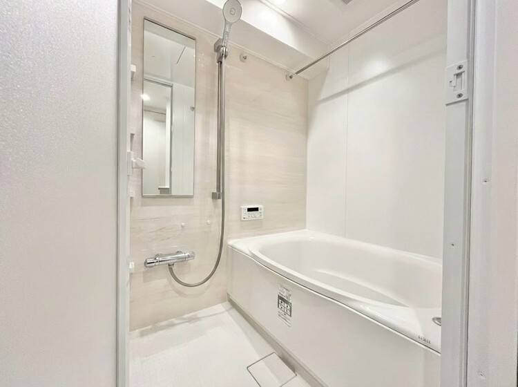 風呂 一日の疲れを癒すバスルームは、心地よいリラックスを叶える清潔感溢れる空間です。