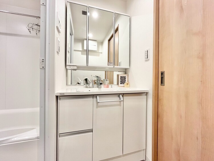 洗面 何かと物が増える場所だからこそ、スッキリと見映えの良い空間に。