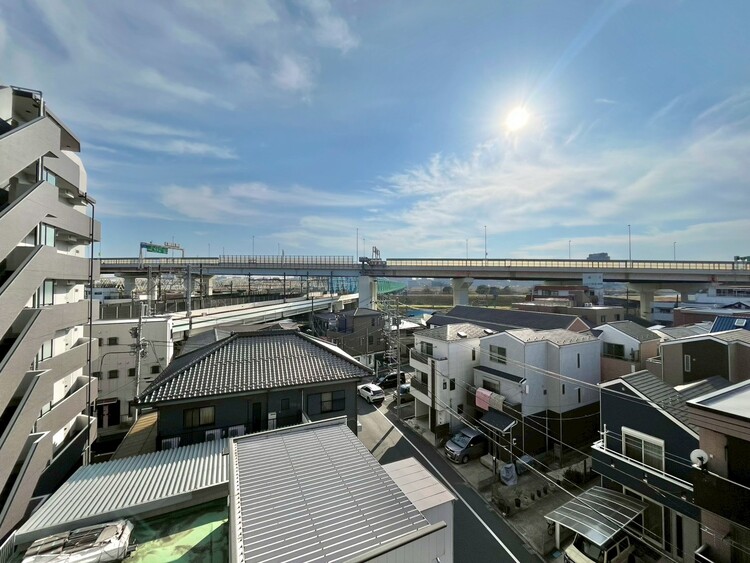 バルコニー 窓を開けると広がる青空。心をリフレッシュして日々を過ごしていきましょう。