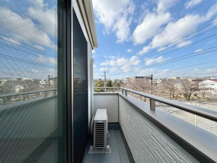 バルコニー 青いキャンパスに描かれた未来。この街に移り住み、この街で過ごす私たちの未来は、きっとこの雲のようにいろいろな形の幸せへと変わり、溢れるほど運んで来てくれることでしょう。