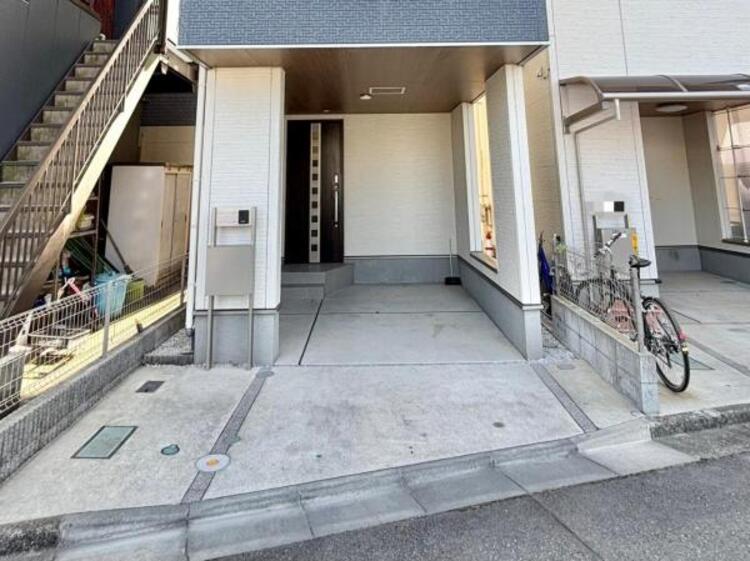 駐車場 建物につながる駐車スペース。重いものの、荷物の出し入れも安心。小さなお子様も安心・安全の乗り降りができます。車が汚れたら洗えるのもうれしいですね。 （駐車場）