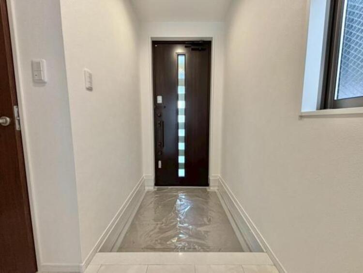 その他 上質感漂う玄関と廊下。居住者の帰り、訪れる方を優しく迎える・安らぎに満ちた生活空間を予感させる。健やかな暮らしを楽しめそう 。