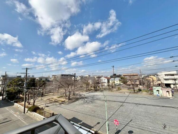 その他 風の通り道。舞い込んでくる風が優しく躍り、室内に爽やかな空気を運んでくる。そこに季節の息吹を感じて、いまがどんな季節なのかを実感する。