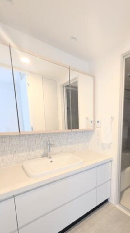 その他 清潔感を感じられる洗面化粧台。