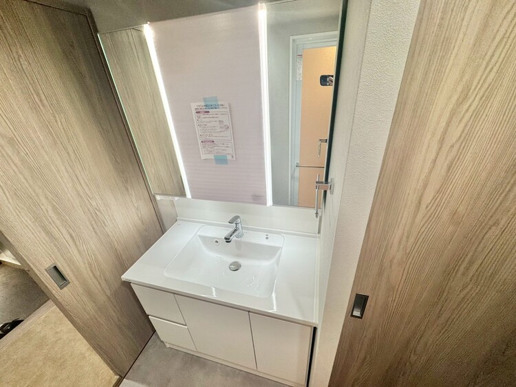 その他 清潔感を感じられる洗面化粧台。