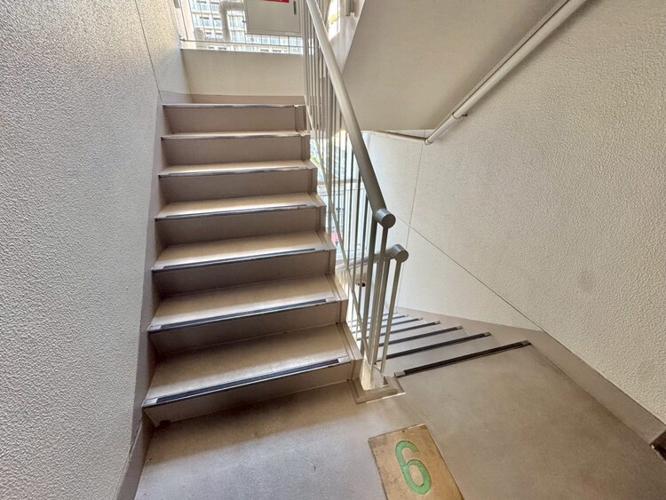 その他 共用部の階段です。明るく清潔に管理されています。