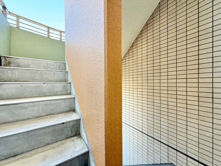 その他 共用部の階段です。明るく清潔に管理されています。