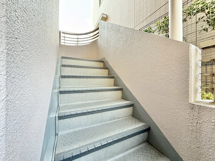 その他 共用部の階段です。明るく清潔に管理されています。