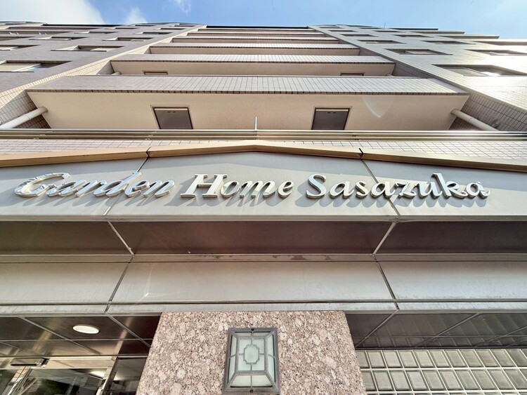 その他 スタイリッシュなエンブレム。お洒落なマンションは入り口から。