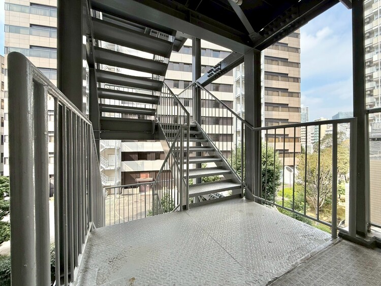 その他 共用部の階段です。明るく清潔に管理されています。