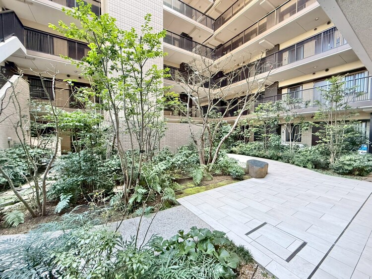 その他 マンションの敷地内には、中庭もございます。