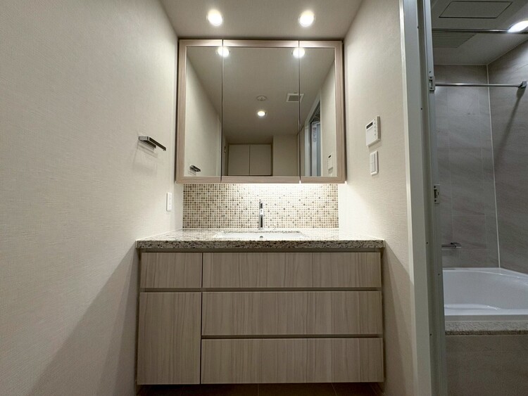 その他 清潔感を感じられる洗面化粧台。