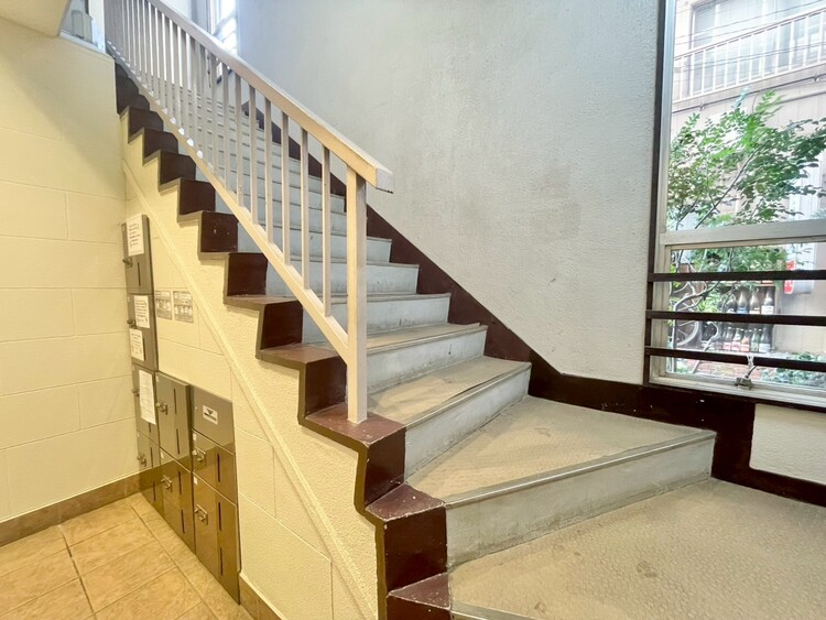 その他 共用部の階段です。明るく清潔に管理されています。