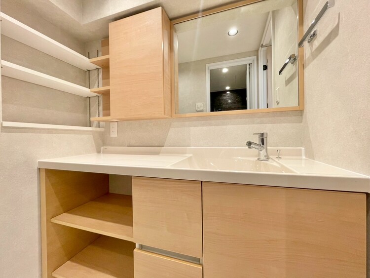 その他 清潔感を感じられる洗面化粧台。