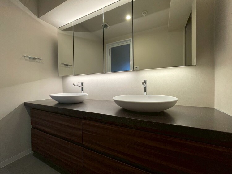 その他 清潔感を感じられる洗面化粧台。