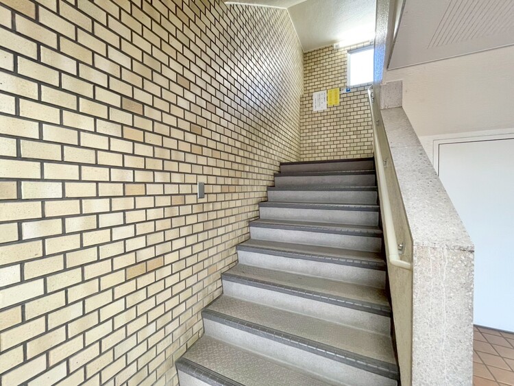 その他 共用部の階段です。明るく清潔に管理されています。