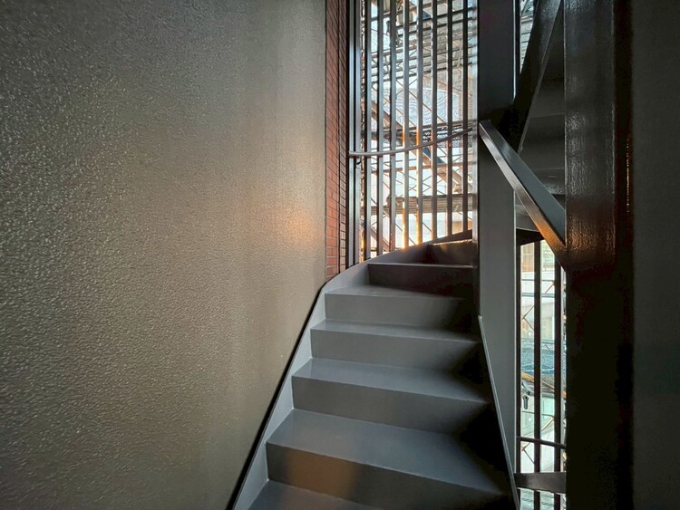 その他 共用部の階段です。明るく清潔に管理されています。