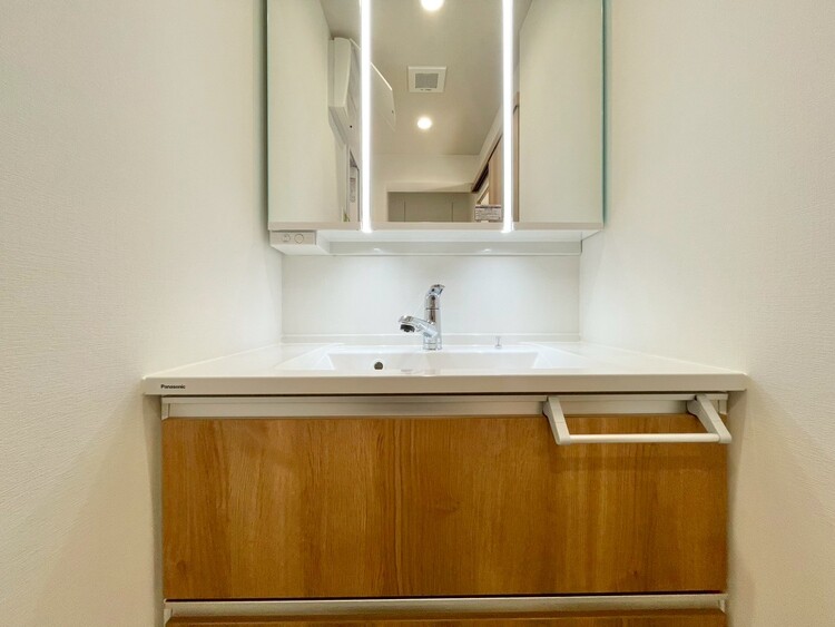 その他 清潔感を感じられる洗面化粧台。