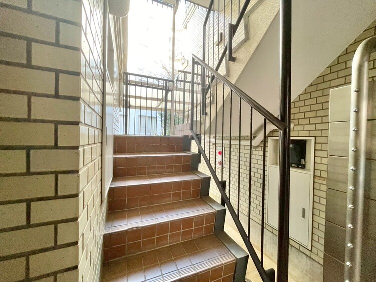 その他 共用部の階段です。明るく清潔に管理されています。