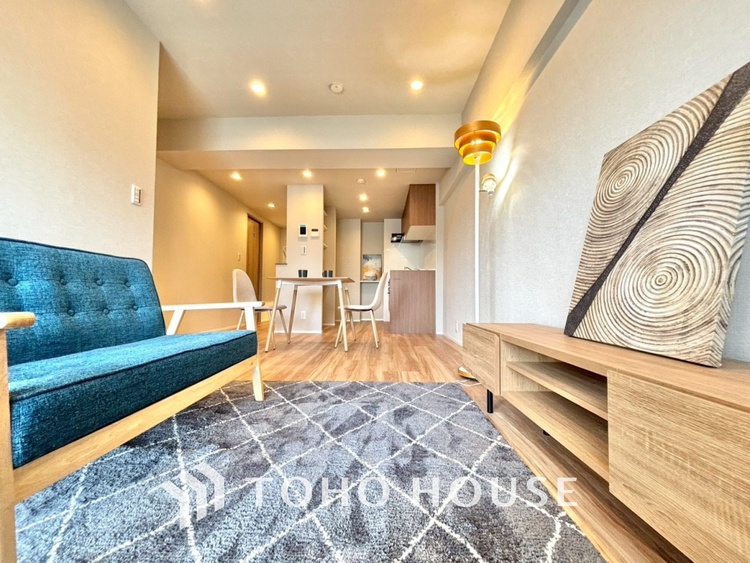 内装 叶えたかったのは落ち着きのあるナチュラルな風合い、そして開放感があるリビング。優雅な気分に浸れる幸せな時間を家族が自然と集まりたくなるこの空間で。