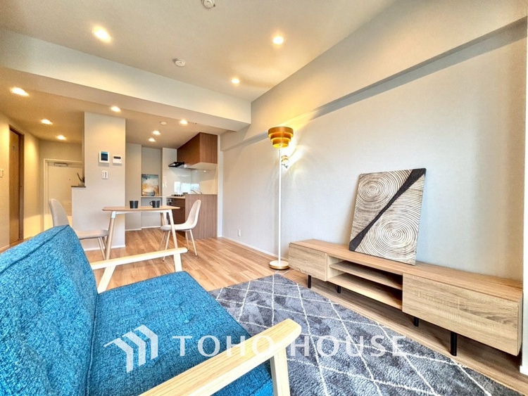 内装 ◆サンサンと◆差し込む太陽の光がこのリビングに笑いをもたらす。ソファの上のクッションがポカポカした暖気にぬくぬくと微睡んでいる。