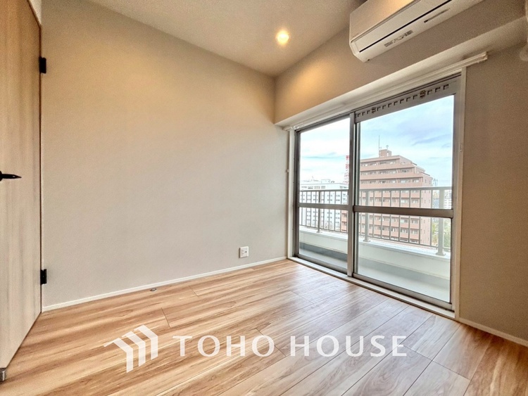 内装 使いやすく、明るい洋室に仕上がります。子供部屋や趣味のお部屋にご利用できます。ご自身で家具などを配置し、素敵な空間を創り上げられます。